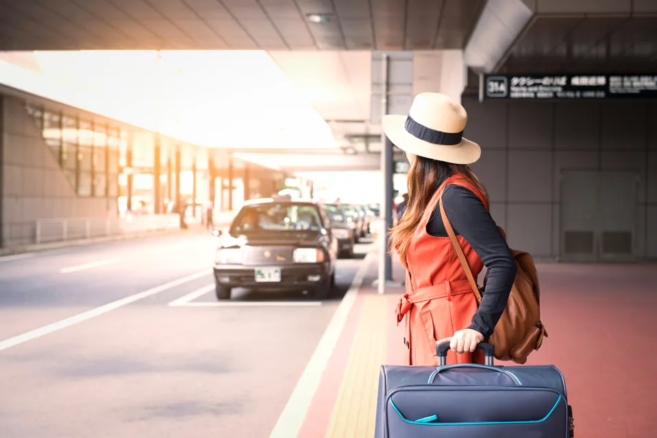 Airport Shuttle vs. Taxis: Which Are the Better Options?